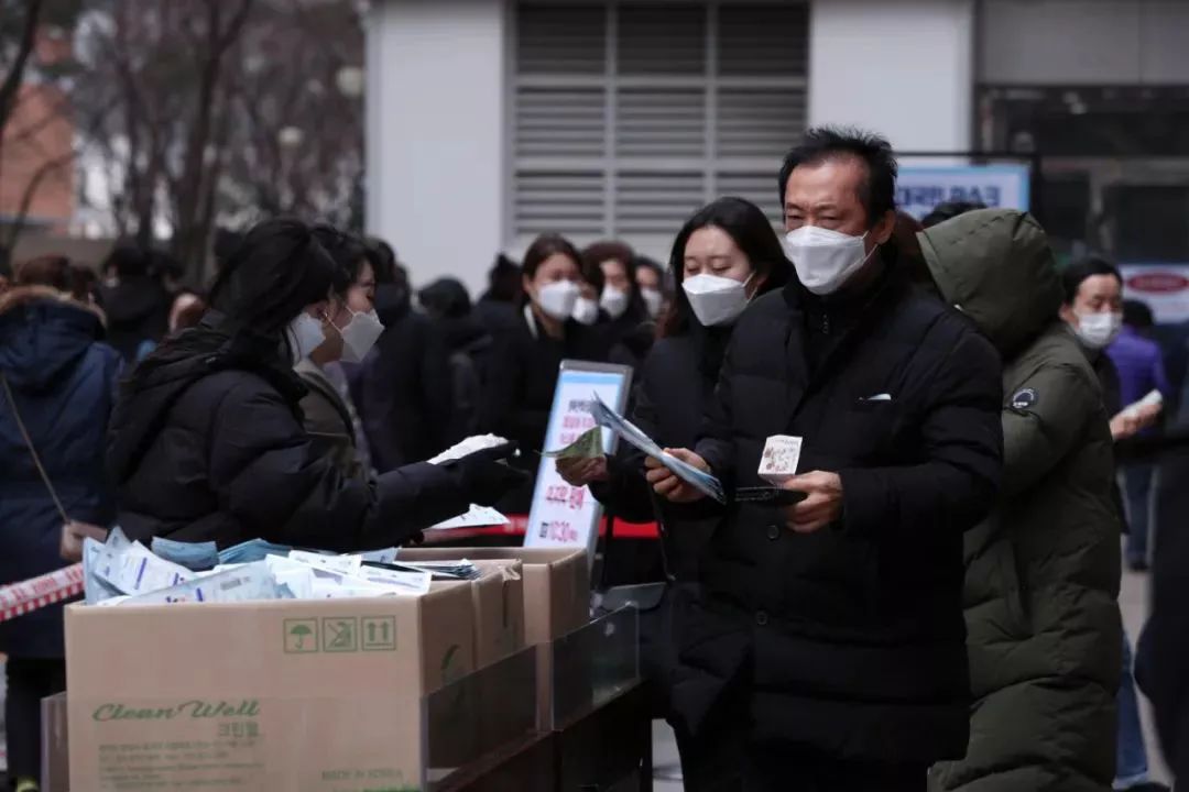 为什么欧美人反感戴口罩,国外人和中国人戴口罩的接受程度