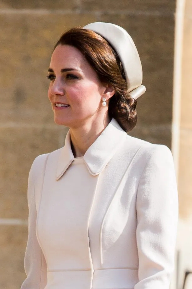 凯特王妃戴戴安娜王妃头饰,凯特王妃戴的是什么头饰