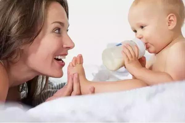 喂奶量及奶粉配制量,宝宝吃奶粉的量和次数