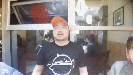 PDD在斗鱼主播直播间续费皇帝并刷50发超火助其成为斗鱼主机一哥