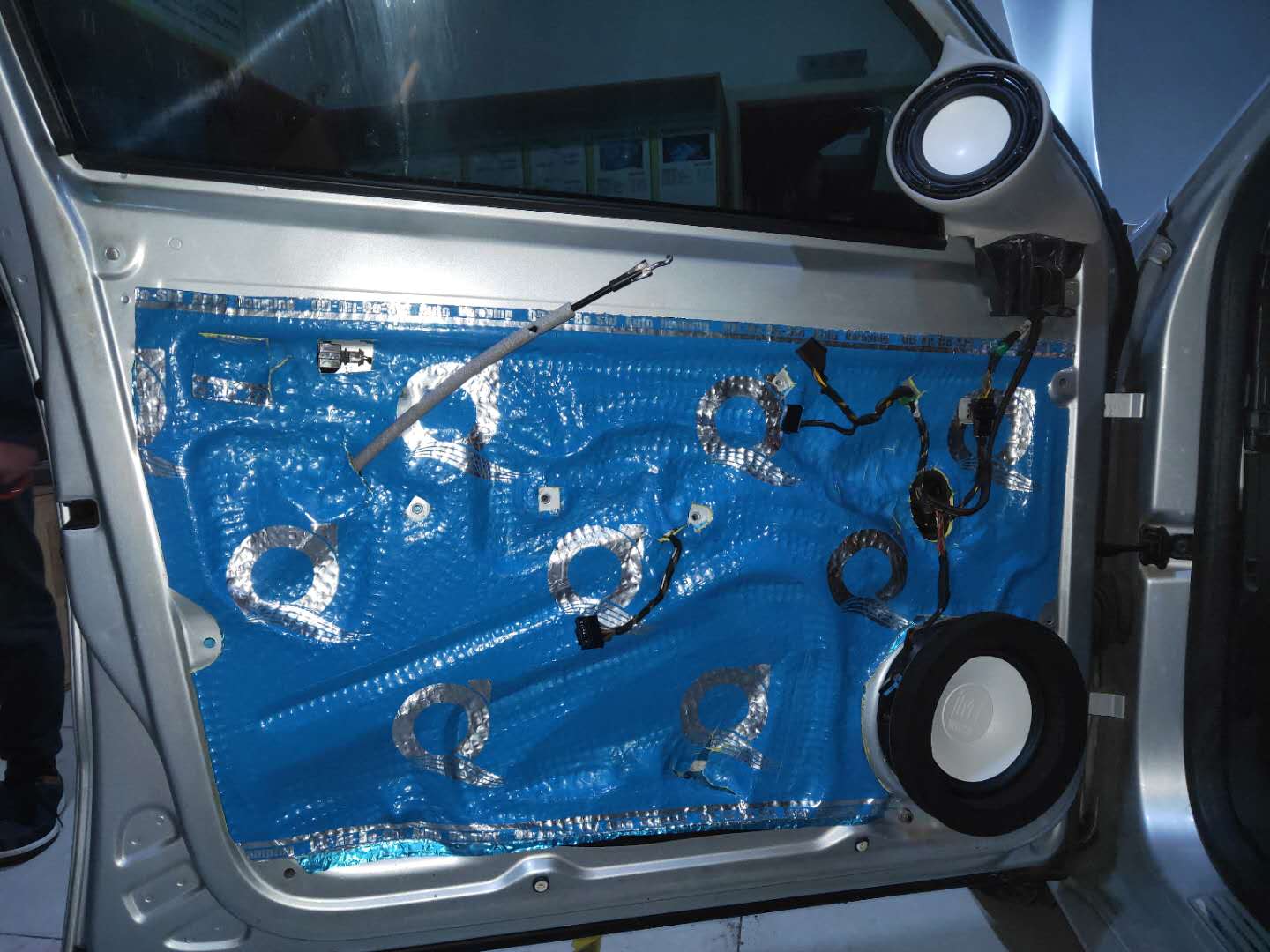 汽车音响做隔音与不做隔音,车门隔音低音大就有共振怎么办