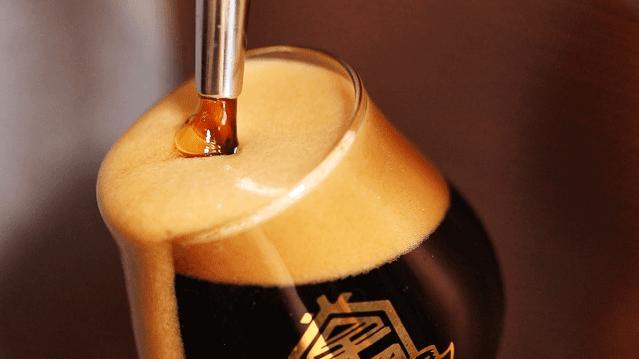 外国人喝中国精酿,泥煤味精酿