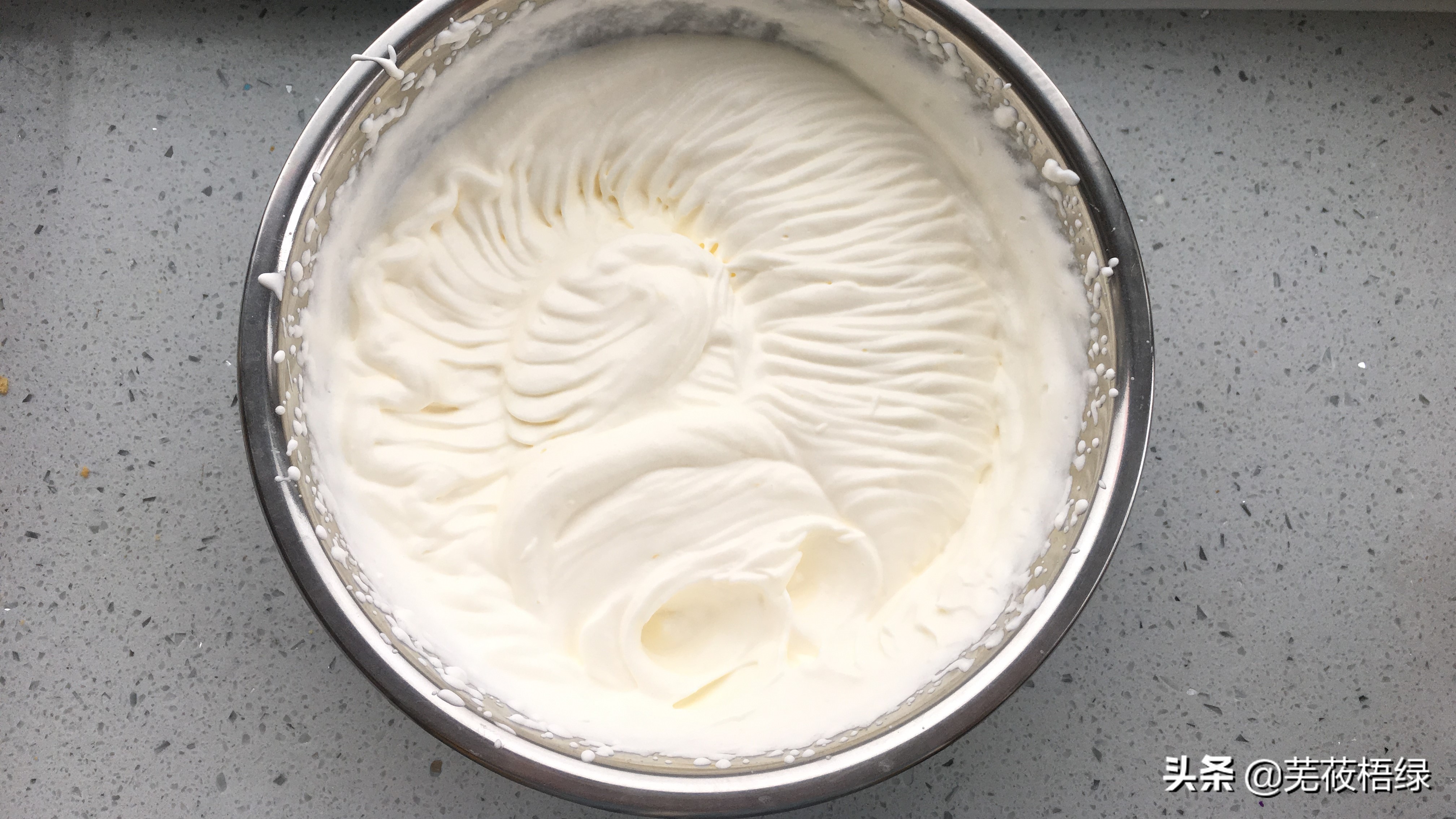 淡奶油放在冷冻室还是冷藏室保存,淡奶油开封后怎么消耗