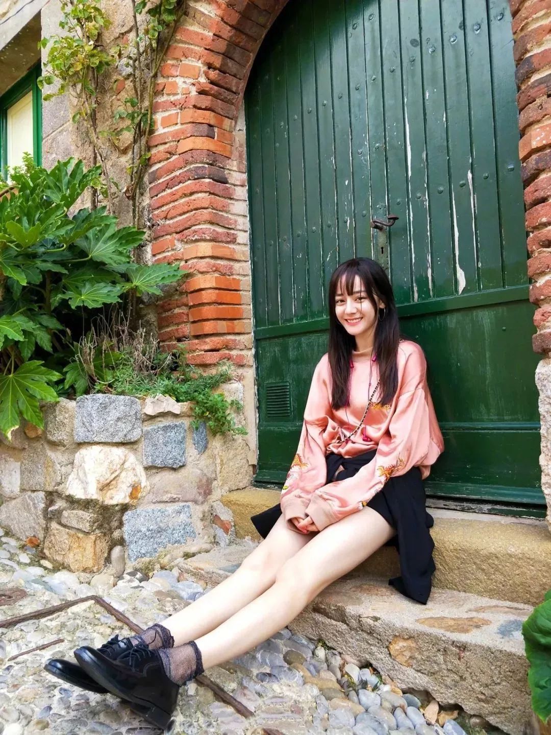 时尚穿搭袜子这样穿时髦又好看,花边袜子怎么穿时髦