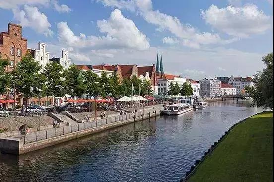 外国的月亮是不是比较大,谁说外国的月亮比国内的好