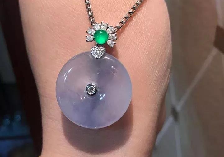 好的翡翠挂件是什么样的呢,怎样选购翡翠挂件