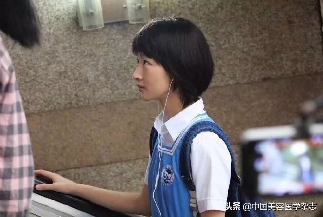 平胸女孩高级感,平胸女生好高级感