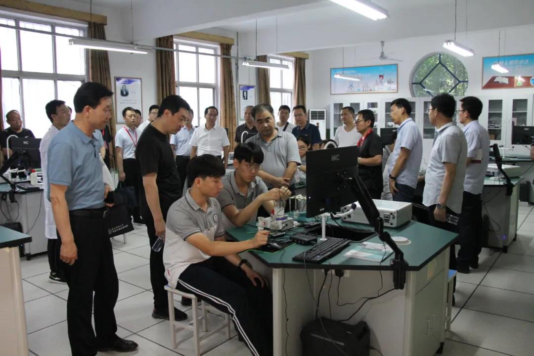 教育局局长天团来访局长点赞长安一中:“这是我心目中的中学”