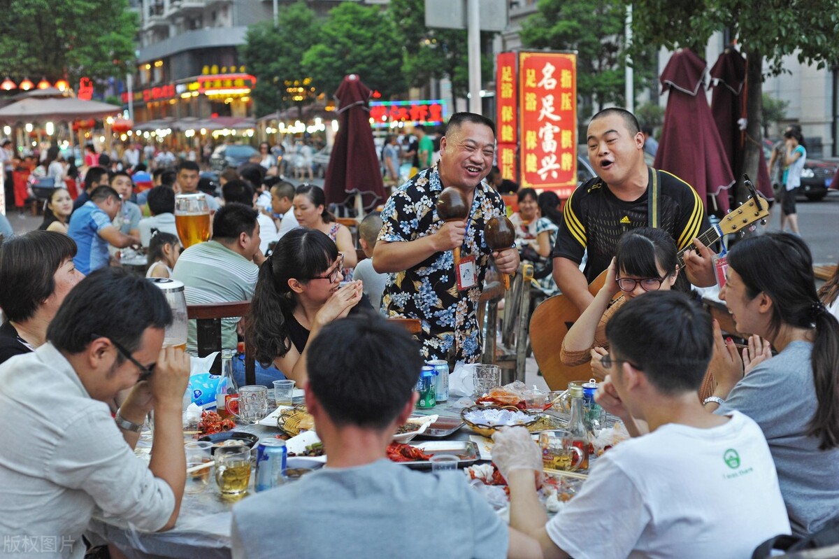 开个烧烤店一年赚200万方法,两万块钱开烧烤店挑战一年赚100万