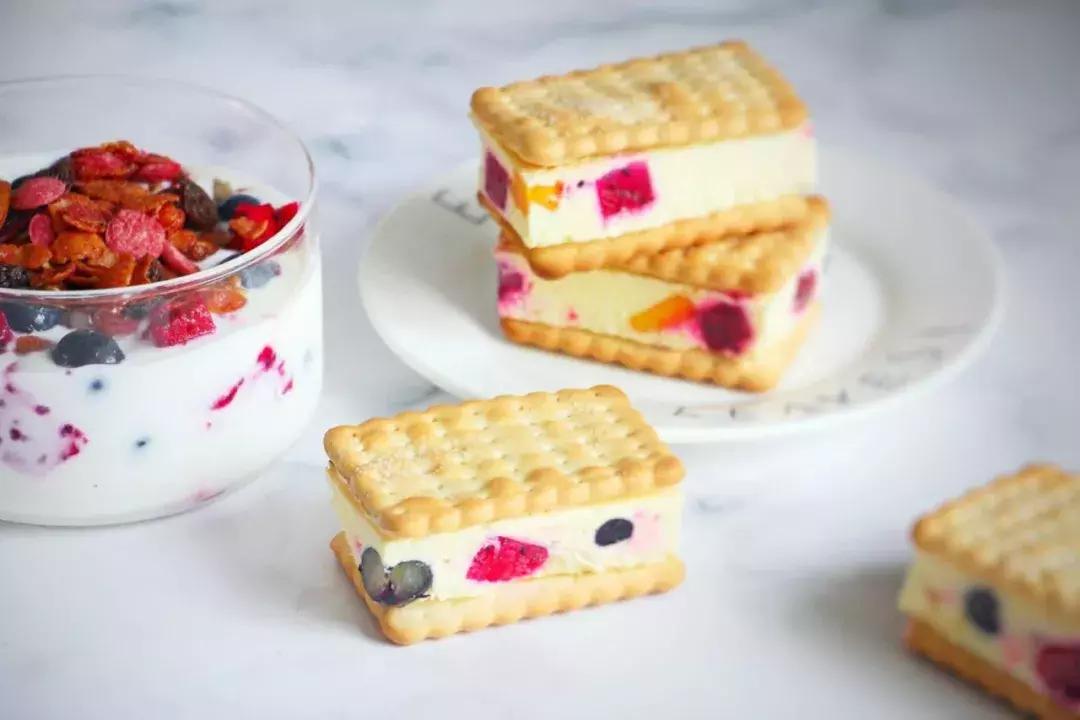 风靡全球的冰淇淋三明治,马卡龙冰淇淋三明治草莓蛋糕