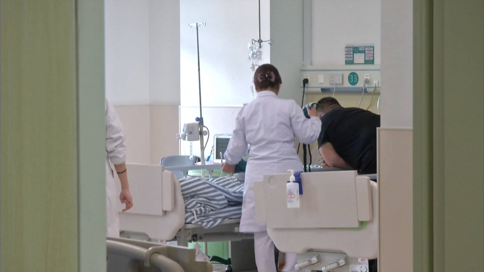 70岁老人灌肠犯法吗,长期灌肠排便对身体有什么危害