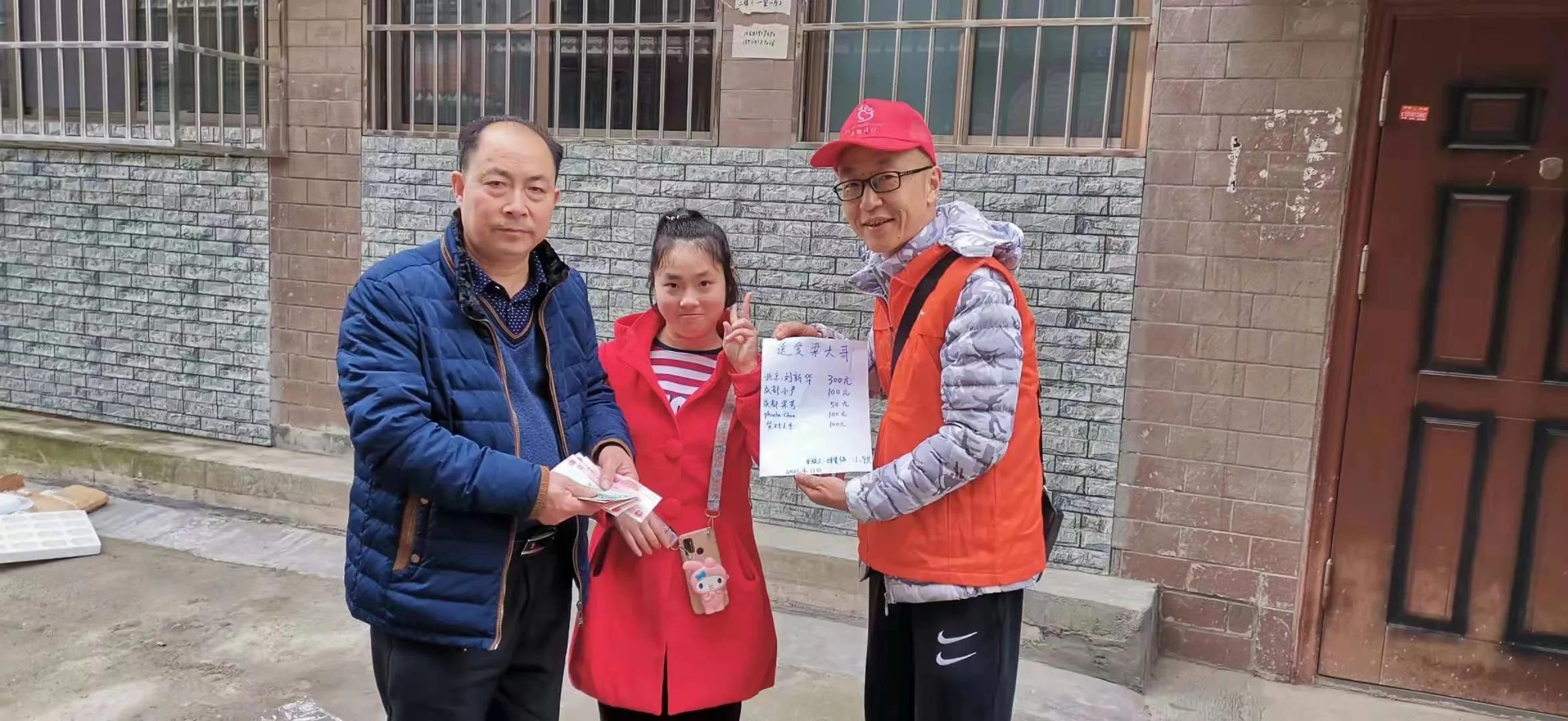 关爱身边人手抄报,关爱身边人