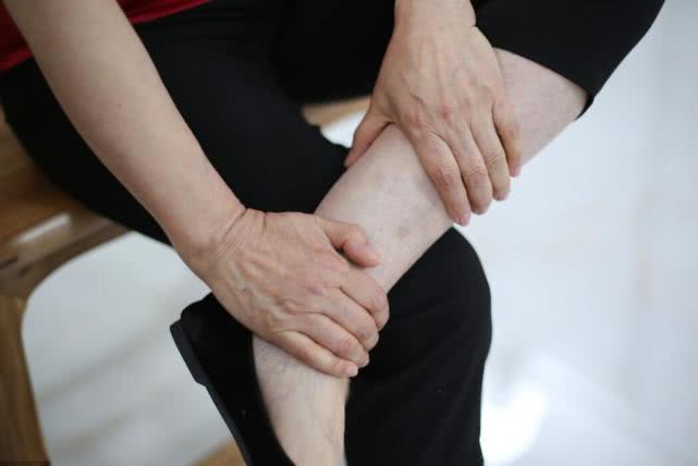 无缘无故的脚肿了怎么回事,女人35岁无缘无故脚肿了怎么回事