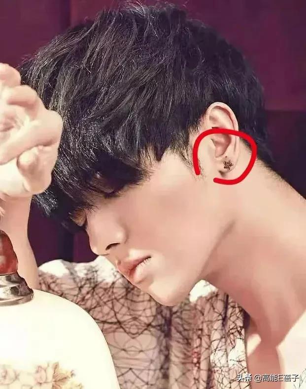 网友突然晒照曝华晨宇整容植发，还自称是其老婆，被张碧晨介入？