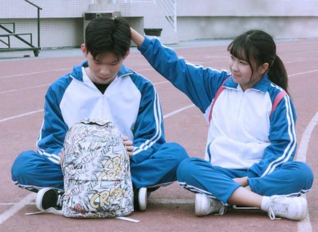 中学生书包藏东西,早恋的男生书包里会藏什么