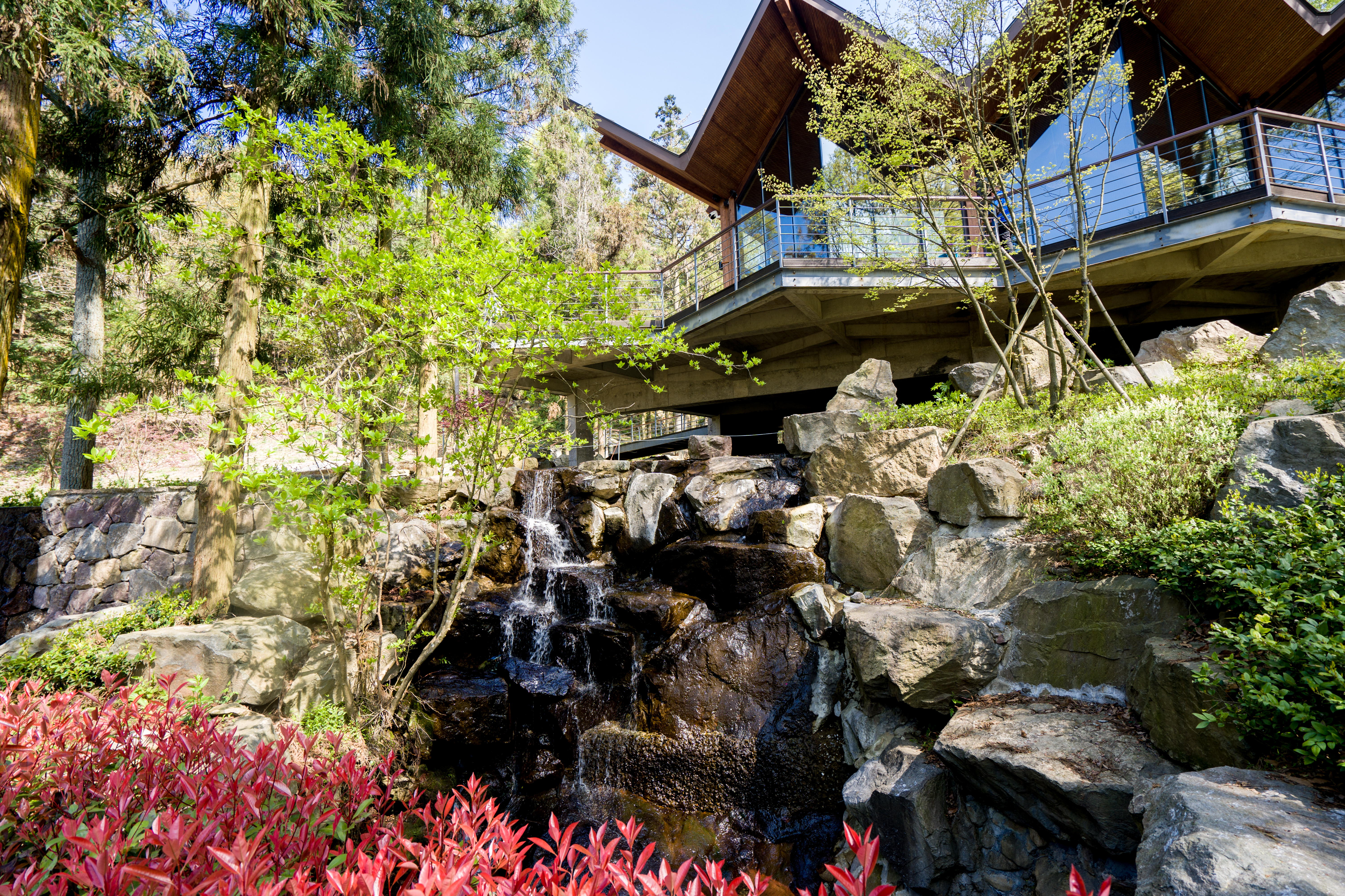 商量岗内的这家酒店，四季气候适宜居住，住客宛若身处桃花源