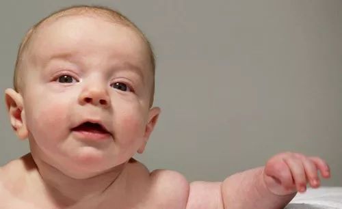 宝宝耳朵流脓能用眼药水吗,小孩中耳炎耳朵流脓会影响听力吗