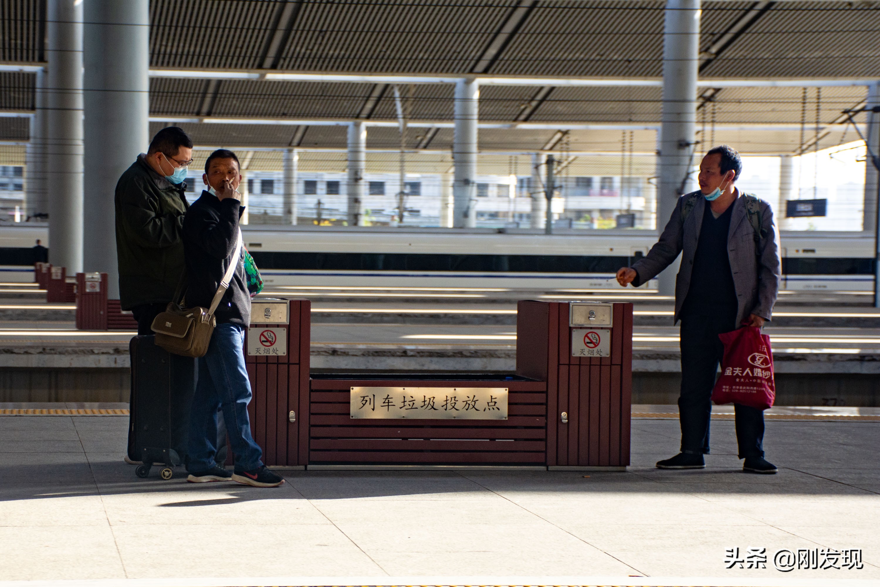 在高铁上抽烟对列车有什么影响,高铁车上抽烟多久不能再乘高铁
