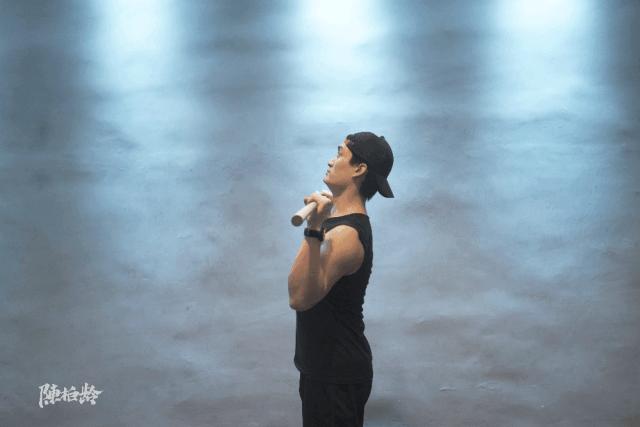 圆肩矫正动画,圆肩体态矫正训练