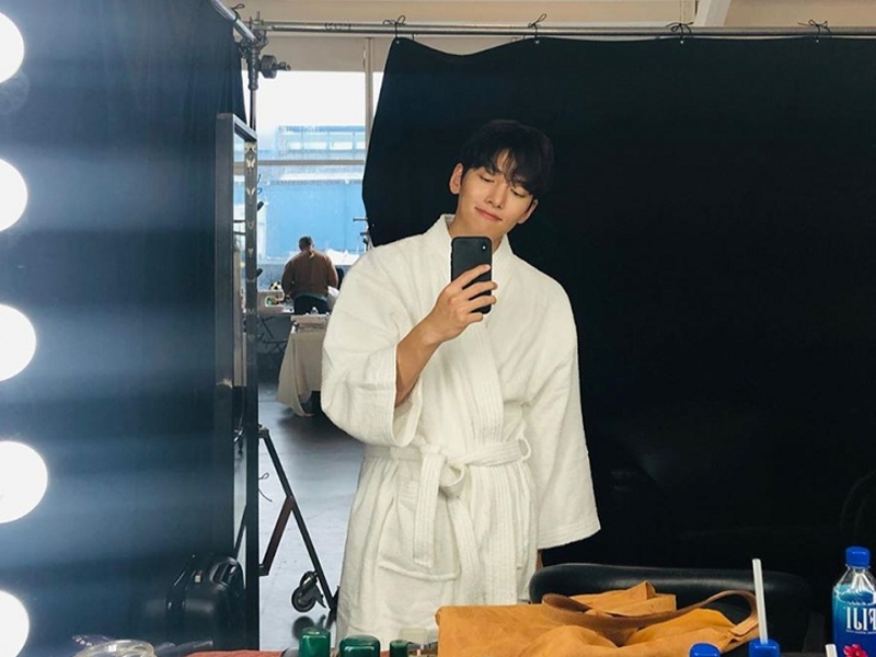 池昌旭代言CK穿凉拖出镜！这位哥真的有三十多岁？怕是冻龄了吧