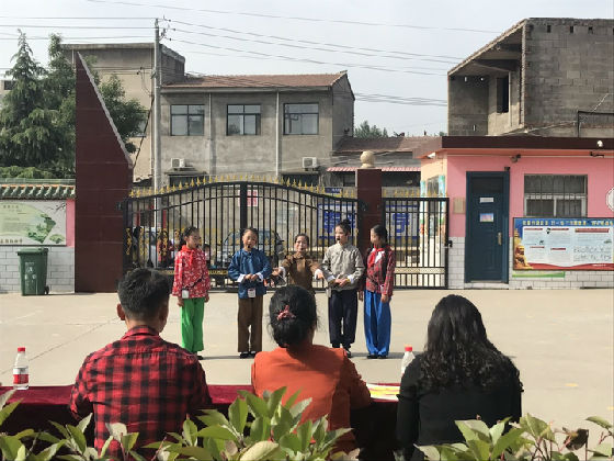 闃熷垪闃熷舰灞曢閲囨槀鎵悜涓婄唤鍏夎姃,灞曢潚鏄ユ椿鍔涗寒瀛﹀瓙椋庨噰