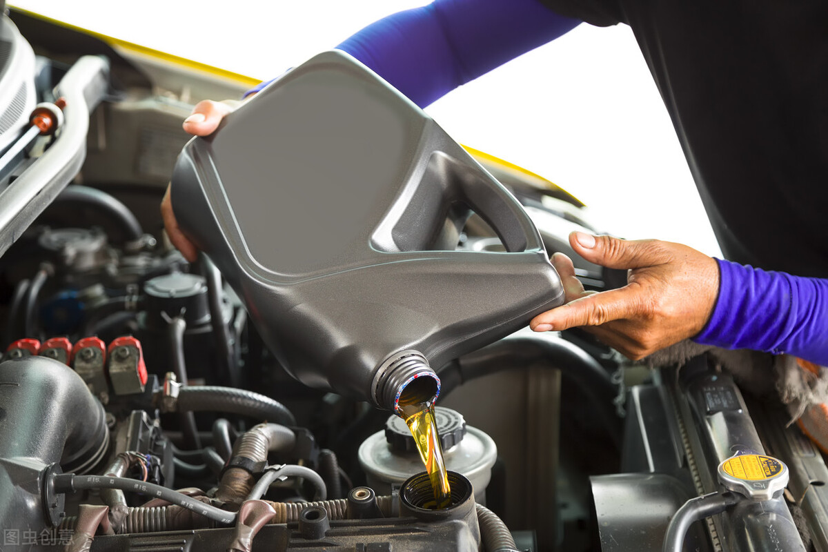 每次保养剩的机油一桶能不能用,汽车机油存放的正确方法