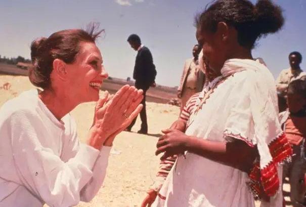 法令纹真的难看吗？奥黛丽赫本的法令纹这么迷人！你也可以做到