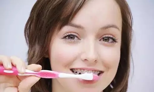 牙齿矫正有一颗倒了,牙齿矫正后又歪了谁负责