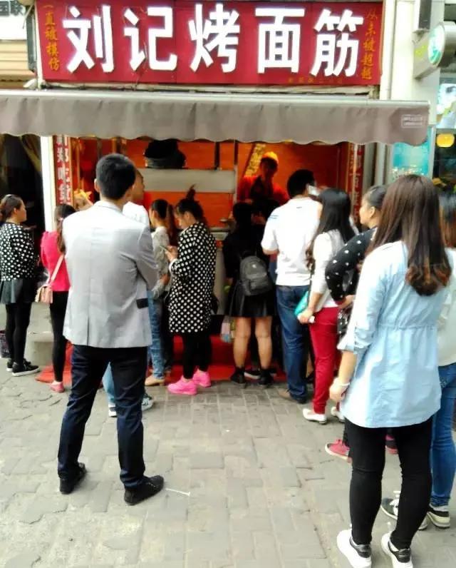 90后农村小夫妻做烤面筋创业成功,小夫妻创业故事