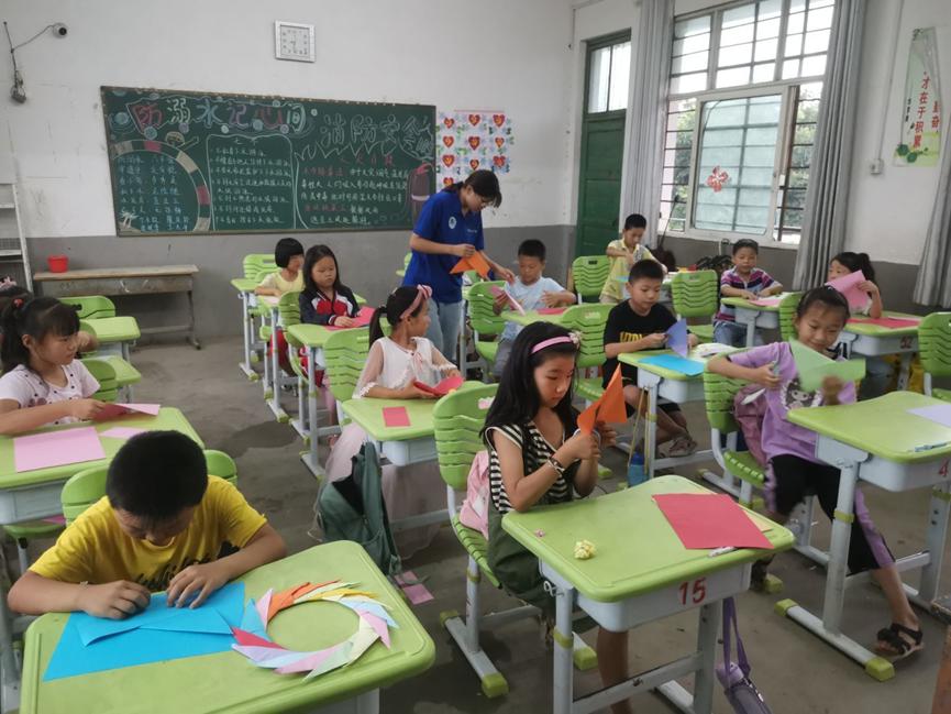 巧手折纸翩飞起，*党**史学习记心间