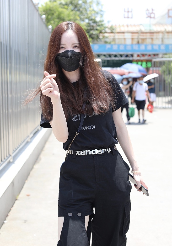 张萌也不好好穿衣，穿工装裤挖个大洞，网友：看着好少女