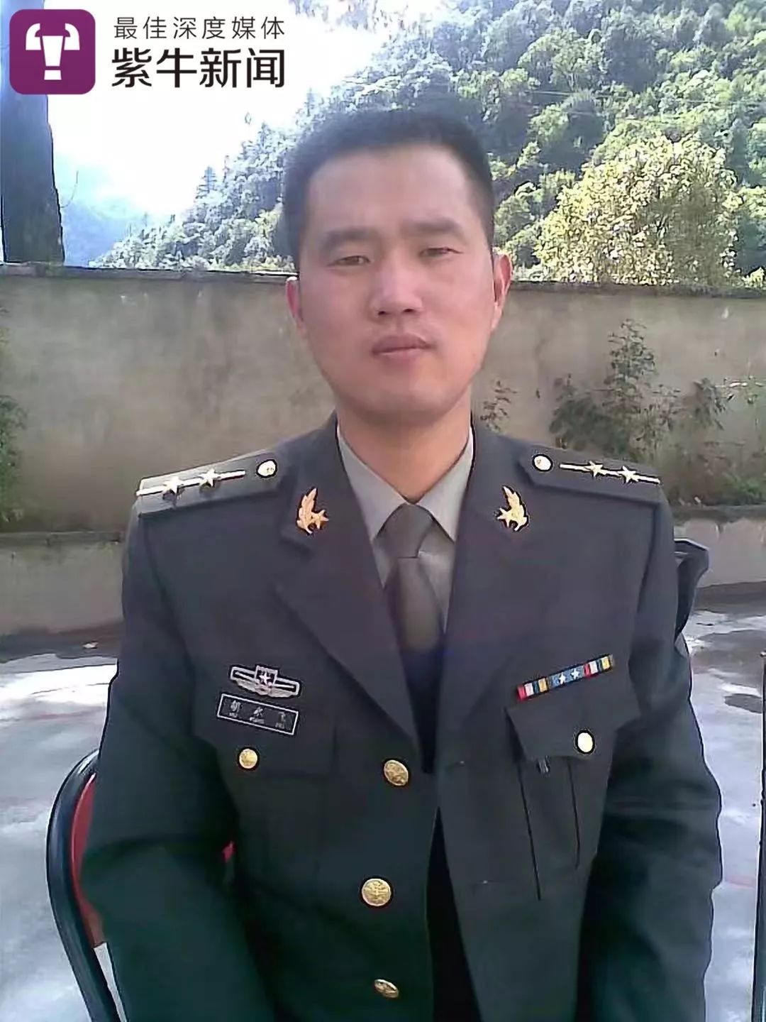 十岁才知道爸爸去世,11岁男孩方知父亲牺牲十年