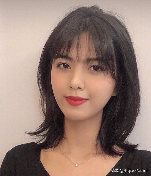 圆脸女锁骨好看还是齐肩发好看,齐肩锁骨发大圆脸适合什么头发