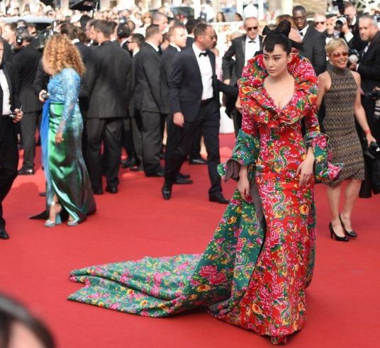 戛纳金棕榈霸王别姬红毯,戛纳电影节的红毯比拼还在继续