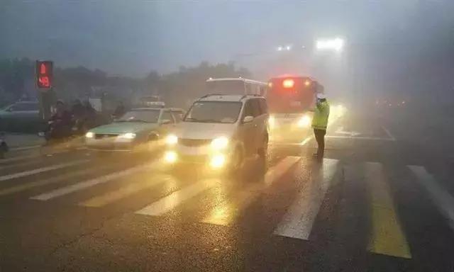 新手不知道车灯怎么开,怎样才是打开雾灯的正确方式