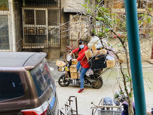 外省返汉快递员夫妻：包裹一天比一天多，城市热闹起来了