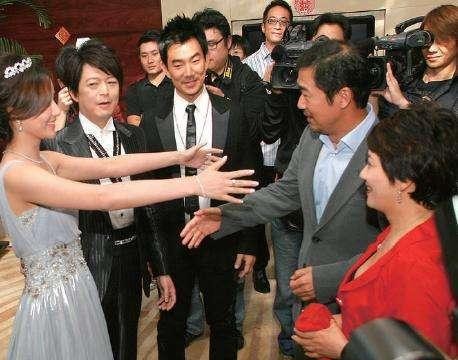 达芙妮40年轮回，充满家族内斗、明星豪门、资本掠食等，一场大戏