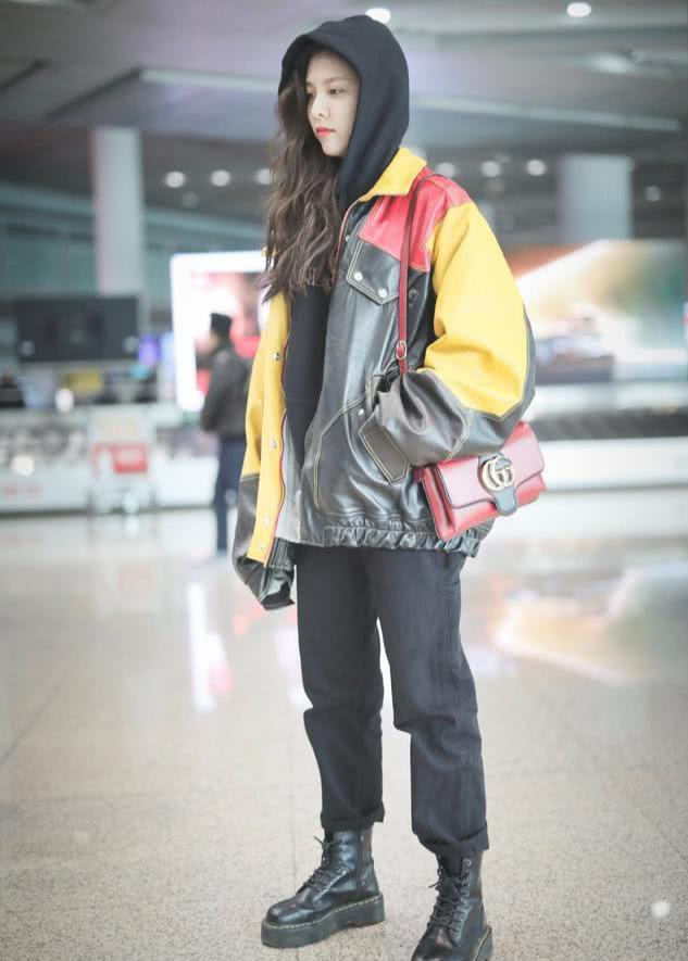 丝巾搭配西装裙子,小丝巾搭配西装外套的最新方法