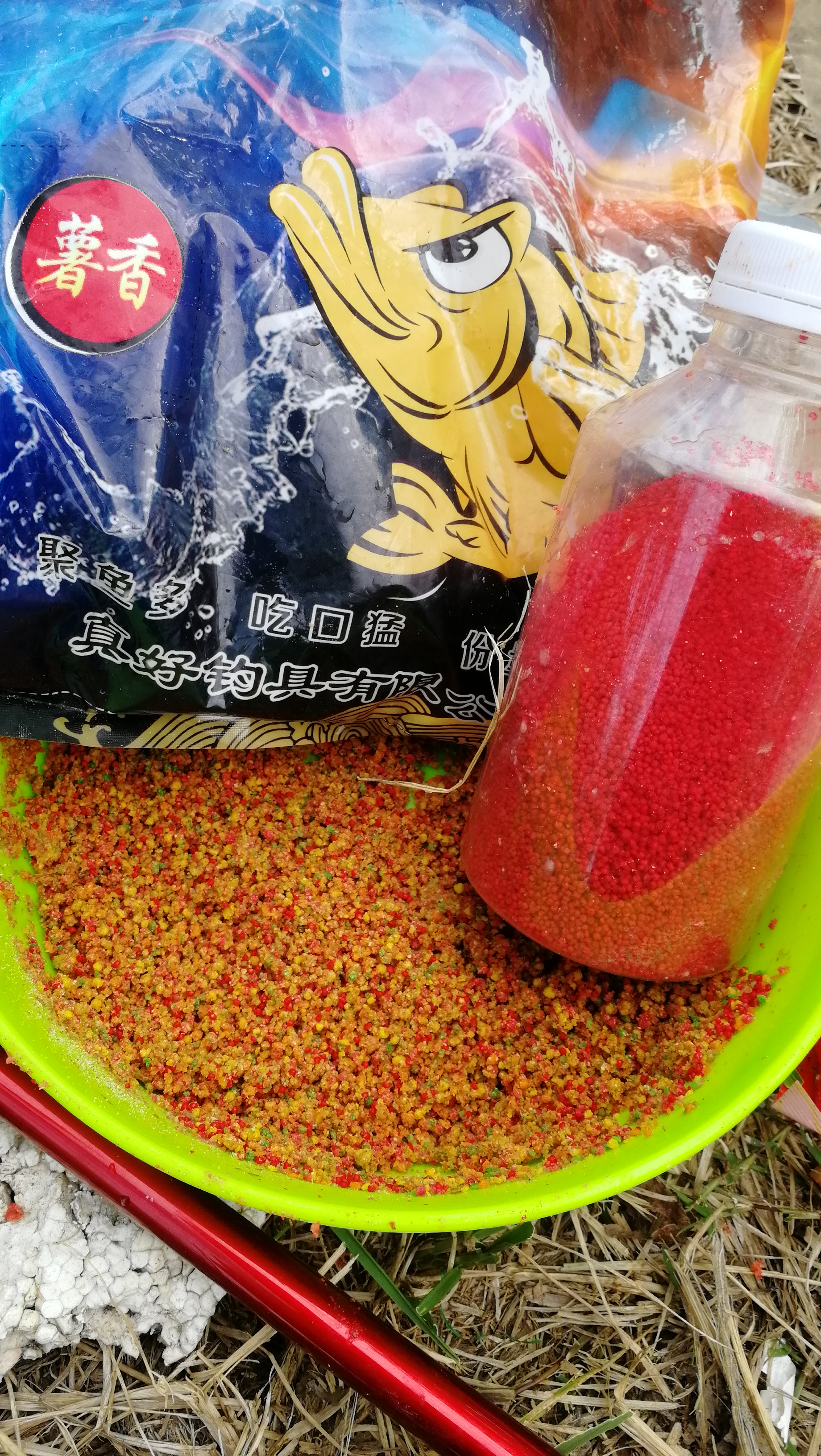 钓鱼先诱鱼，这么多年的钓鱼经验告诉我，打窝也是很有技巧的