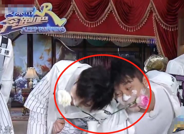 郑恺和蔡徐坤对决,郑恺蔡徐坤爬楼梯