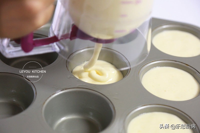 从小喜欢吃的蛋糕，家里有鸡蛋、面粉、糖、油就能做，比买的还香