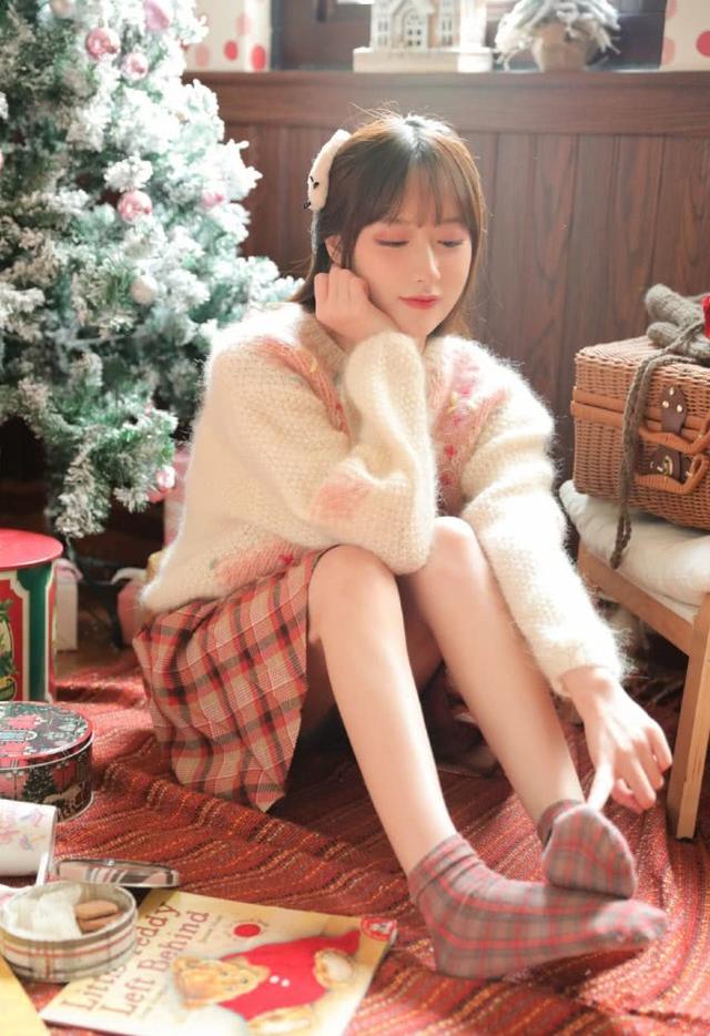 这个萝莉把“毒汁袜”穿至半腿，腿太细了