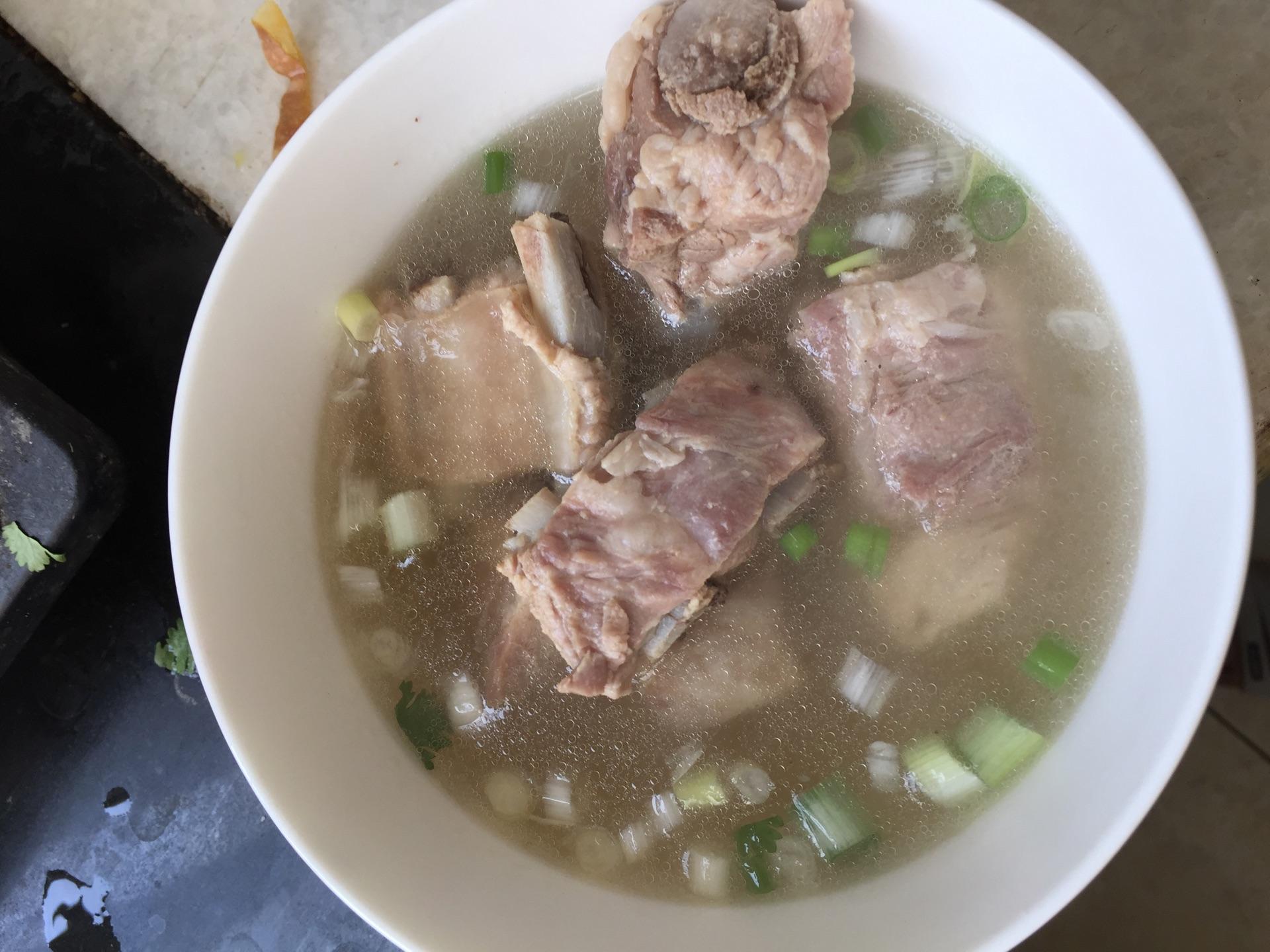 炖排骨汤要不要焯水,炖排骨汤焯水过后还放不放料酒