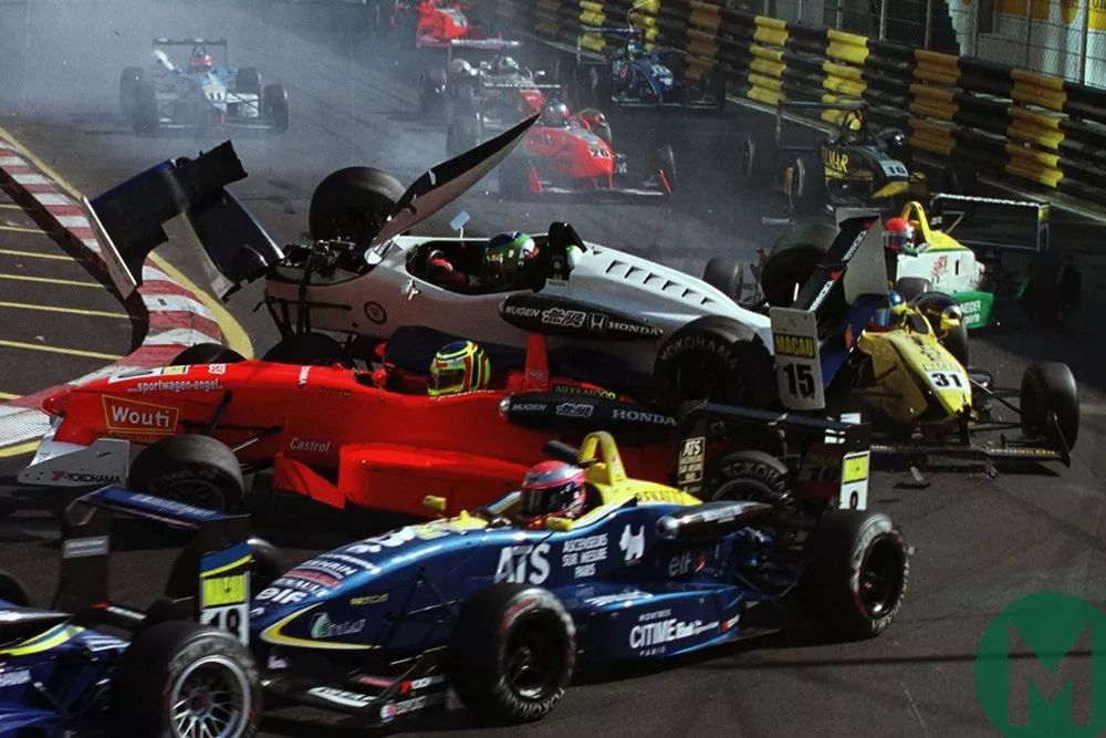 这里是街道飙车的天堂，要想当车神先得过这一关