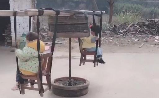 爷爷陪着孙子坐旋转木马,爸爸用铁锨做旋转木马哄孩子