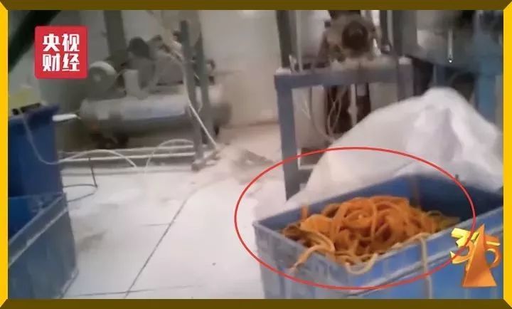 发现男友联系前任赌气吃辣条女子狂吃5包腹痛呕吐不止