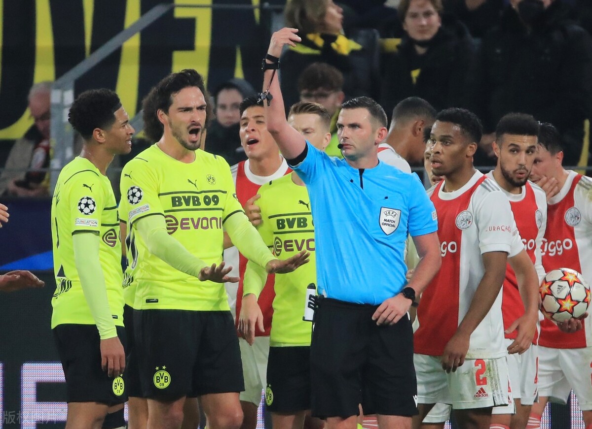 这也红牌？两大欧冠昏哨制造两张争议红牌，英格兰盲侠改变比赛