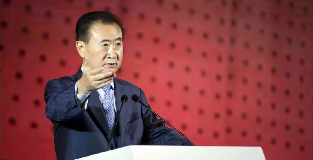 66岁一夜赔掉121亿，77岁卖猪肉狂赚518亿，王健林也要甘拜下风！