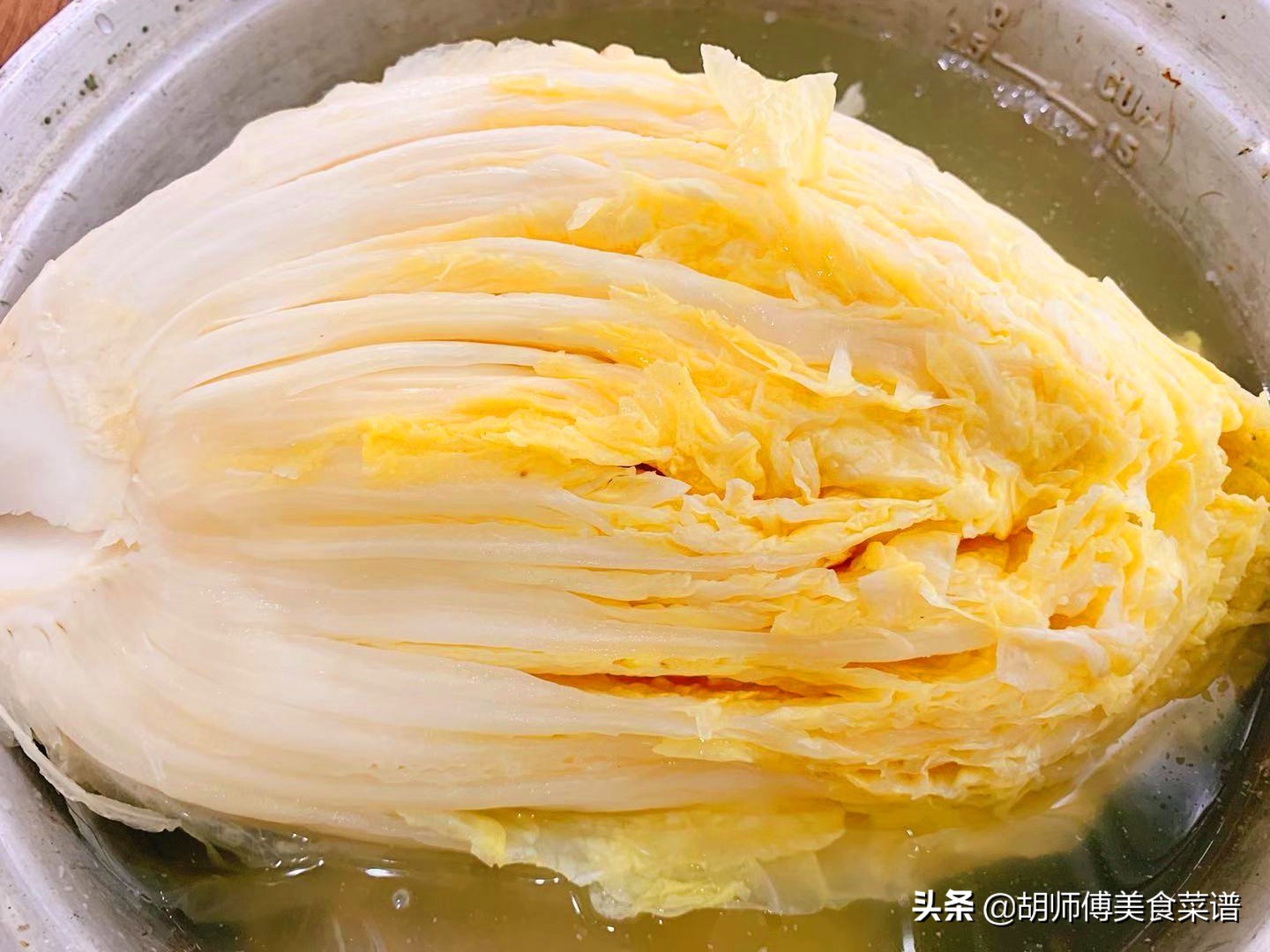 不用放盐的腌酸菜的方法,腌酸菜牢记3要点腌出的酸菜