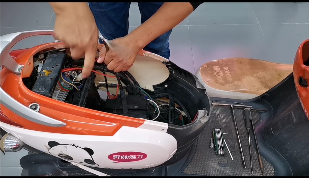 电动车电池老被偷,小傅教你一块钱解决!